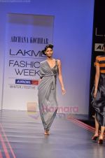 Model walks the ramp for Archana Kochhar Show at Lakme Fashion Week 2011 Day 1 in Grand Hyatt, Mumbai on 17th Aug 2011 (118).JPG